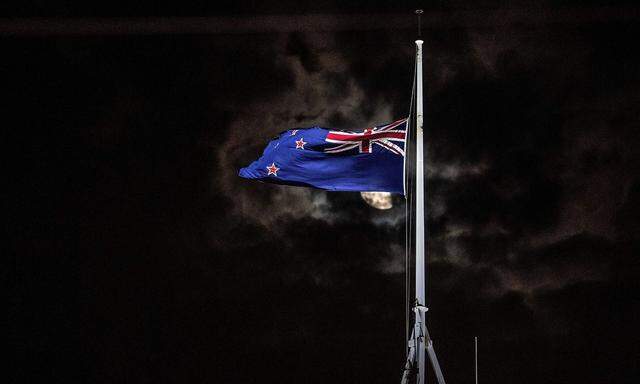 Flagge auf Halbmast. Ganz Neuseeland trauert nach dem schrecklichen Attentat auf Muslime in der Stadt Christchurch.