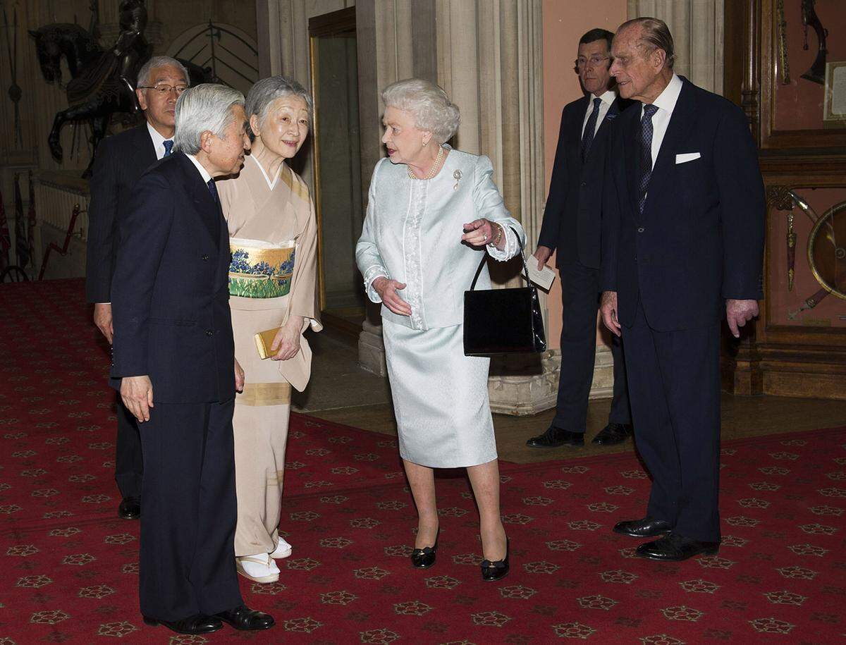 Weit angereist war auch Japans Kaiser Akihito. Der Tenno war bereits 1953 bei der Krönung von Queen Elizabeth live dabei.