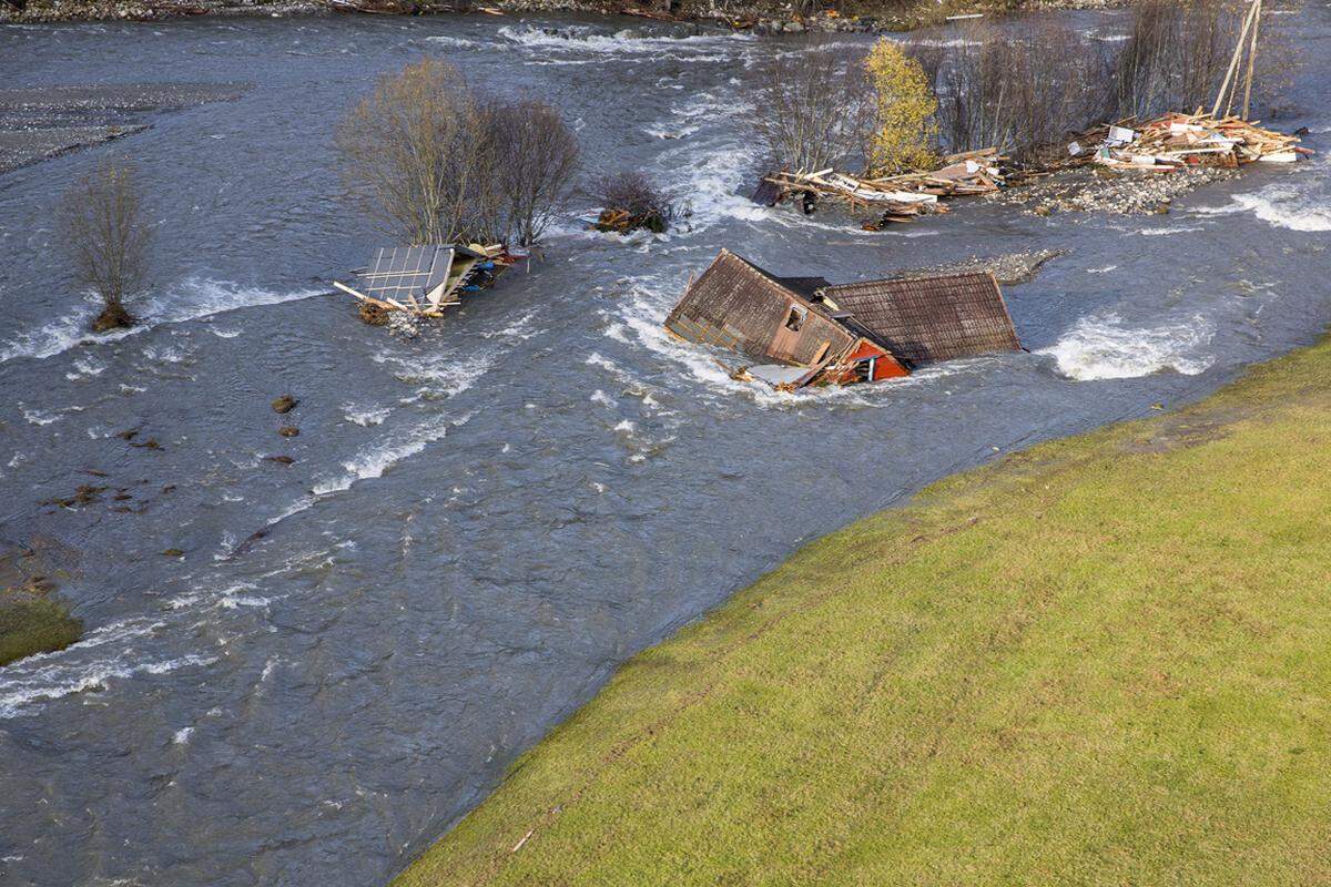 In der Provinz Sogn og Fjordane mussten etwa 200 Menschen ihr Zuhause verlassen. "Ganz Norwegen verfolgt, was hier gerade passiert. Wir haben schreckliche Bilder gesehen", sagte Ministerpräsidentin Erna Solberg am Donnerstagabend in Oslo.