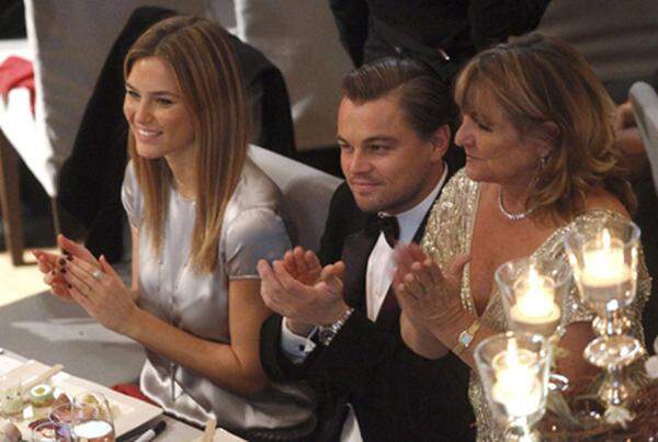 Leonardo DiCaprio ist der Mann für gewisse Frauen: Derzeit ist wieder das Model Bar Refaeli an seiner Seite. Seine wohl treueste weibliche Begleiterin ist aber Mama Irmelin Im Bild: Während der "Cinema for Peace 2010"-Gala im Rahmen der Berlinale mit Model Refaeli (links) und seiner Mutter Irmelin (rechts).