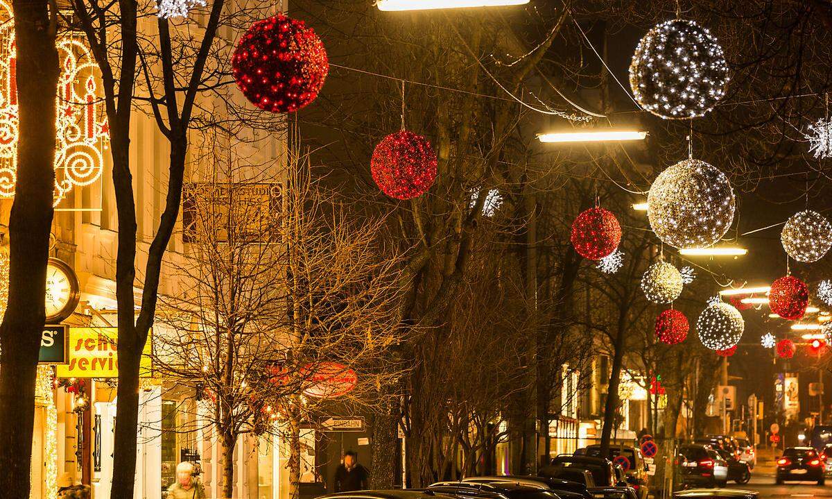 Ebenfalls auf rote Kugeln - allerdings in kleinerer Form als in der Rotensturmstraße - setzt sie Obkirchergasse in Döbling. Sie ist eine von 37 Wiener Einkaufsstraßen, die weihnachtlich beleuchtet ist.