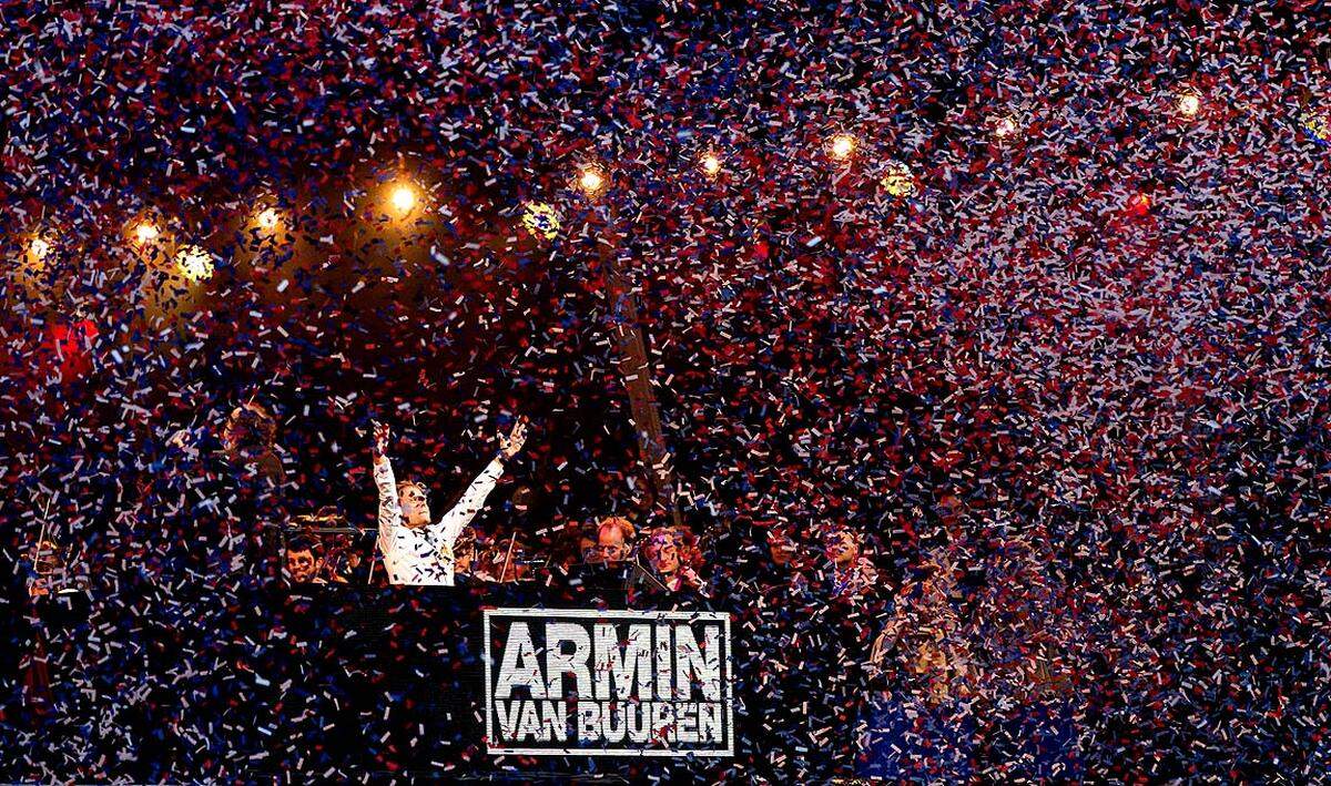 An Land heizte DJ Armin van Buuren den Zaungästen in der Amsterdamer Innenstadt ein.