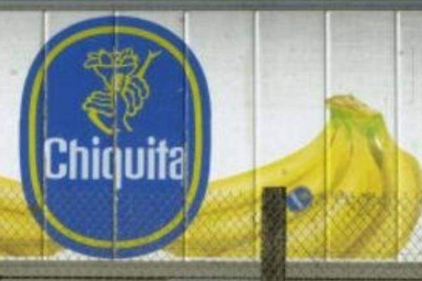 Das US-Unternehmen Chiquita wurde 1885 gegründet. Heute zählt die Fruchtgesellschaft zu den größten Bananenproduzenten der Welt. Das Logo wurde von einer Werbefigur abgeleitet, die halb Banane und halb Frau war und als "Miss Chiquita" bezeichnet wurde. "Chiquita" bedeutet im Spanischen soviel wie "winzig bzw. "kleines Mädchen".
