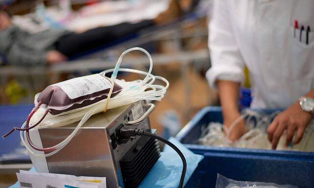 Jedes Jahr fallen in Wien und Umgebung mehr als hundert Termine für mobile Blutabnahmen (beispielweise bei Feuerwehrfesten oder Kirtagen) aus, weil dafür keine Ärzte gefunden werden.