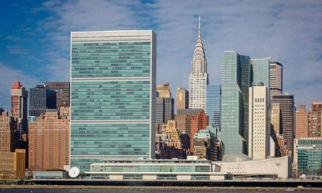 Blick von Long Island City über den East River auf Manhattan mit dem UNO-Hauptquartier, dahinter das Chrysler Building