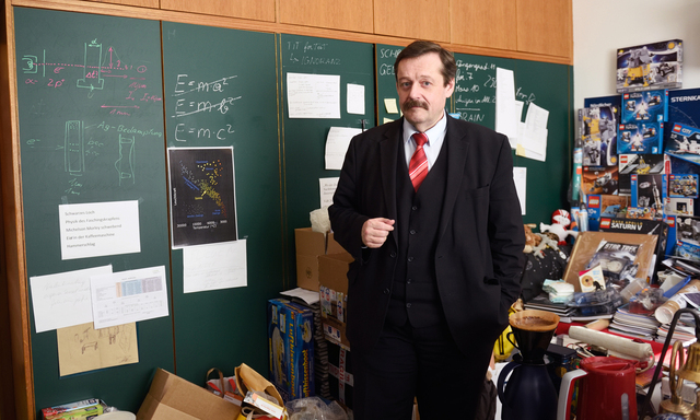 Physiker Werner Gruber in seinem Büro im Planetarium – mit Formeln, Material für Astronautenessen und seltenen Lego-Bausätzen.