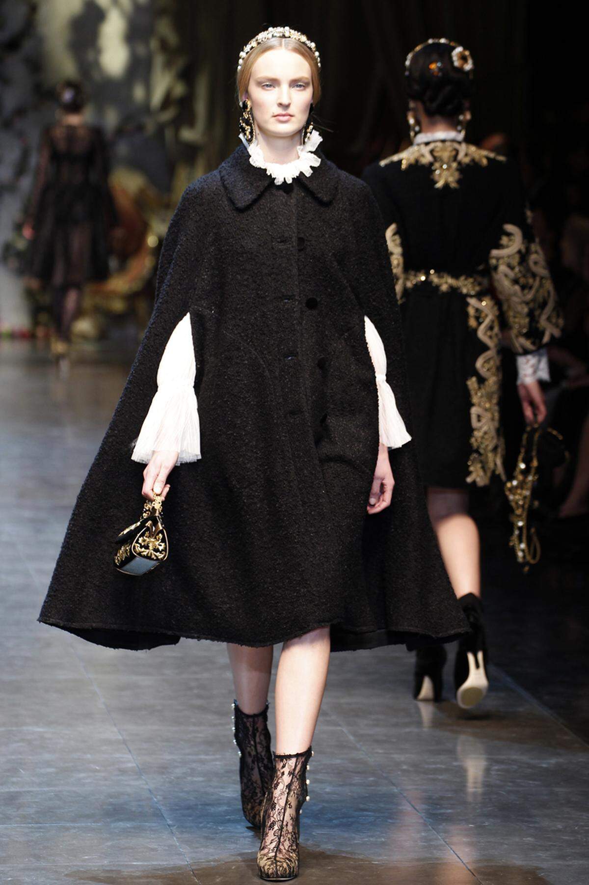 Da viele Schichten Kleidung aber nur schwer unter eine taillierte Winterjacke passen, empfiehlt es sich zu einem Umhang zu greifen, wie ihn etwa Dolce &amp; Gabbana in ihrer Kollektion haben.
