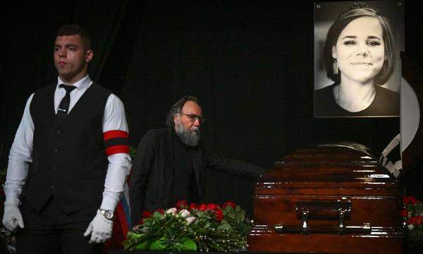 Alexander Dugin, der Vater der Getöteten und bekannt als Putins Chefideologe, bei der Trauerfeier. 