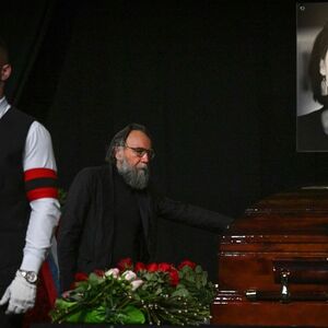 Alexander Dugin, der Vater der Getöteten und bekannt als Putins Chefideologe, bei der Trauerfeier. 