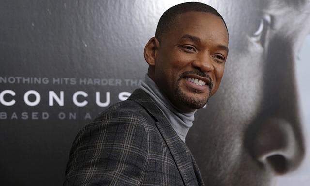 Actor Will Smith poses as he arrives for the New York premiere of the film ´Concussion´ in Manhattan