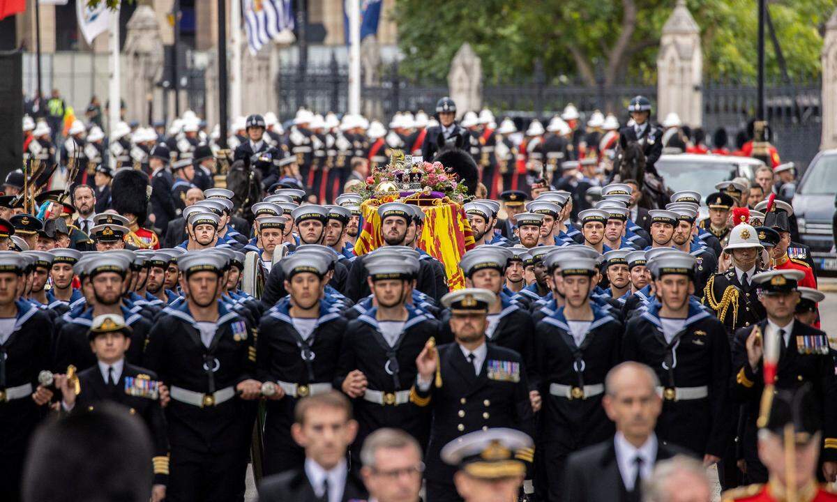 Unzählige Uniformierte begleiteten den Sarg am Weg zum Wellington Arch, dem Triumphbogen nahe dem Hyde Park. Militärkapellen spielten Trauermärsche.