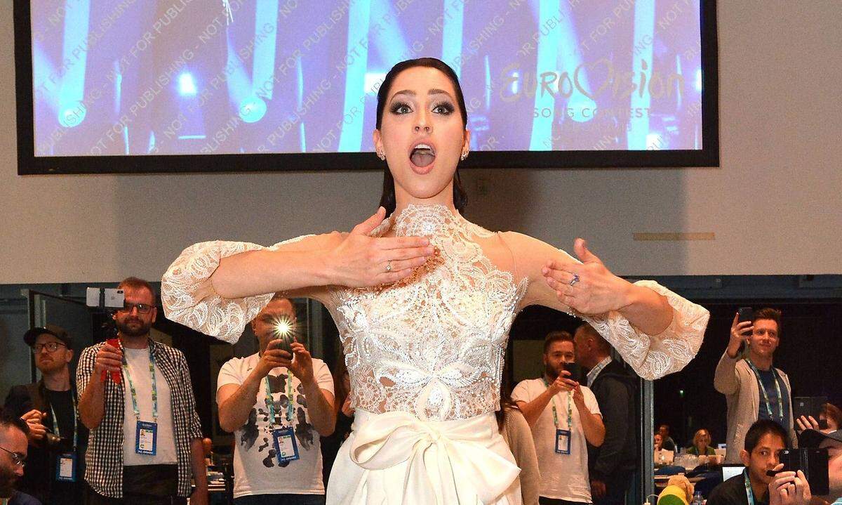 Akrobatisch schraubt sich Elina Nechayeva in Höhen, in denen die Luft sehr dünn ist. Aber die 26-jährige Sopranistin, die im wirklichen Leben Oper und klassischen Crossover praktiziert, fühlt sich im dramatischen „La Forza“ wohl wie ein Fischlein im Wasser. Sie singt über Affinitäten, aus denen sich mehr formt. Im selbst formulierten, italienischen Text geht es um eine Liebe, die in jeder Hinsicht ins Unendliche strebt. Zum Beitrag >>>