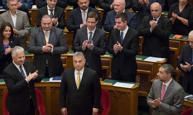 Ungarns Premier Orbán wird es künftig noch leichter fallen, an seinen Ministern vorbeizuregieren. 