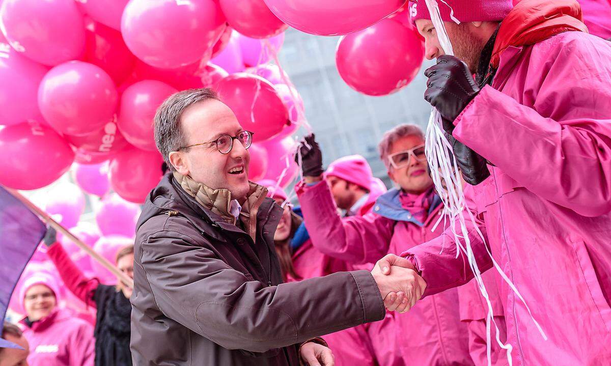 "Neos ist der Motor" für Veränderung in Tirol, bekundete Neos-Frontmann Oberhofer im ORF-Gespräch nach der Wahl. "Wer gibt es der ÖVP am billigsten - da machen wir sicher nicht mit", sagt er. Gesprächen sei man aber nicht abgeneigt - das gelte auch für die künftige Oppositionsarbeit: Man setze auf "unternehmerisches Denken" sowie "das Thema Verkehr". Sein Vorteil: "Ich habe nichts versprochen und nichts plakatiert, was ich nicht einhalten kann. Wir werden Politik machen, die wertschätzend und konstruktiv ist."