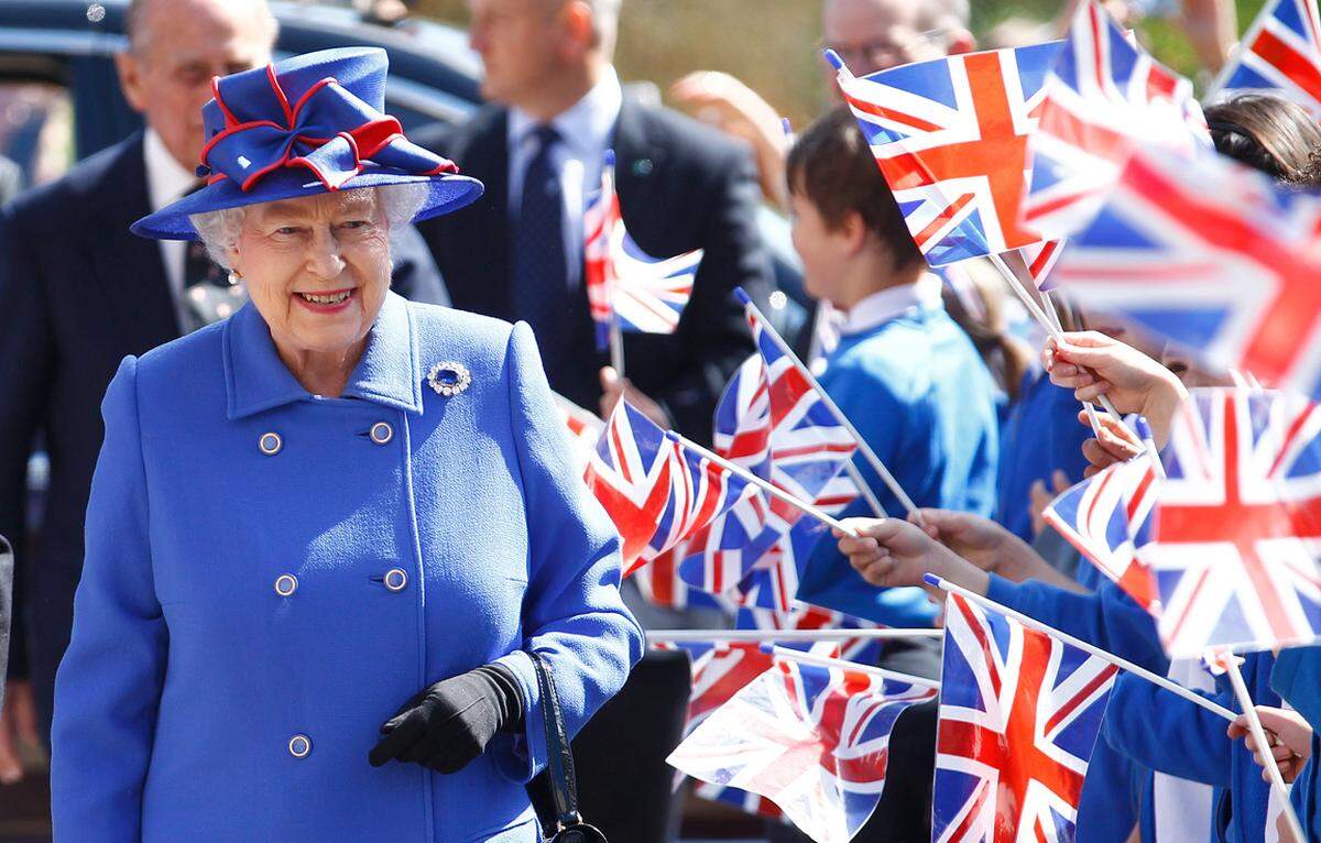 Patriotismus bewies die Königin sogar in den Farben der britischen Flagge.