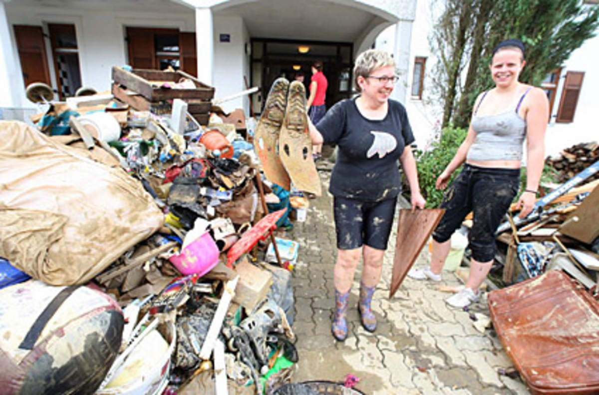 Allein im Bezirk Feldbach wurden rund 30 Hangrutschungen registriert, dazu kommen 30 bis 40 zum Teil massiv beschädigte Gebäude und Dutzende überflutete, verschlammte Keller von Gewerbebetrieben, Häusern und Wirtschaftsgebäuden.Aufräumarbeiten in Hatzendorf (Stmk.)