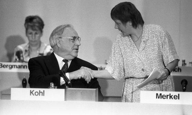 Bundeskanzler Helmut Kohl und Frauenministerin Angela Merkel (beide Deutschland/CDU) waehrend einer Sitzung des CDU-Part