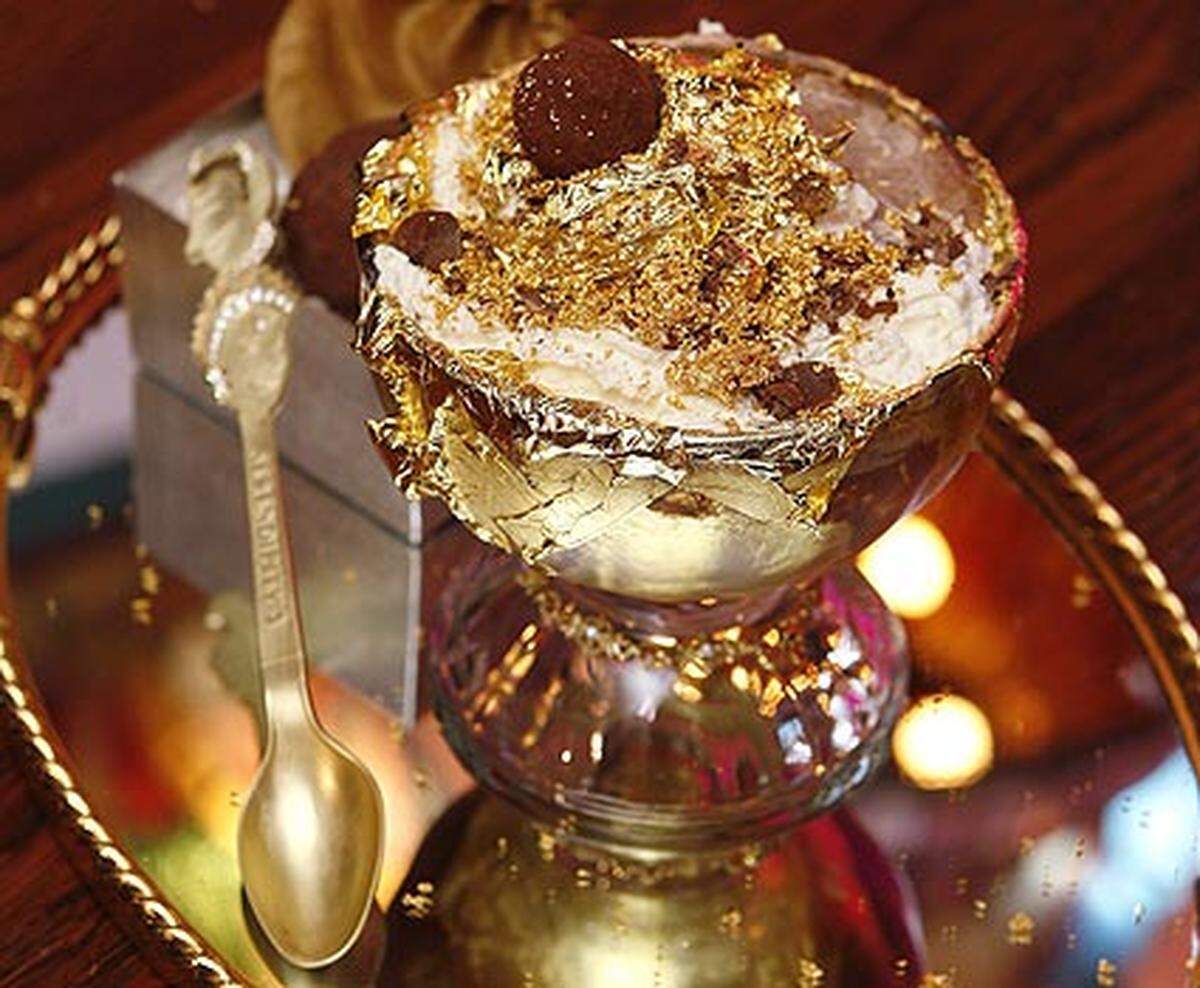 25.000 US-Dollar kostet "The Frozen Haute Chocolate" im Restaurant "Serendipity-3" in New York. Die teuerste Nachspeise besteht aus seltenem Kakao, Trüffeln und essbarem Gold.  Der Kakao stammt aus 14 Ländern und wird garniert mit Schlagsahne und fünf Gramm 24-karätigem Gold. Serviert wird die Kreation in einer goldenen Schale verziert mit einkarätigen Diamanten. Die Schale und den passenden goldenen Löffel darf der Gast behalten.