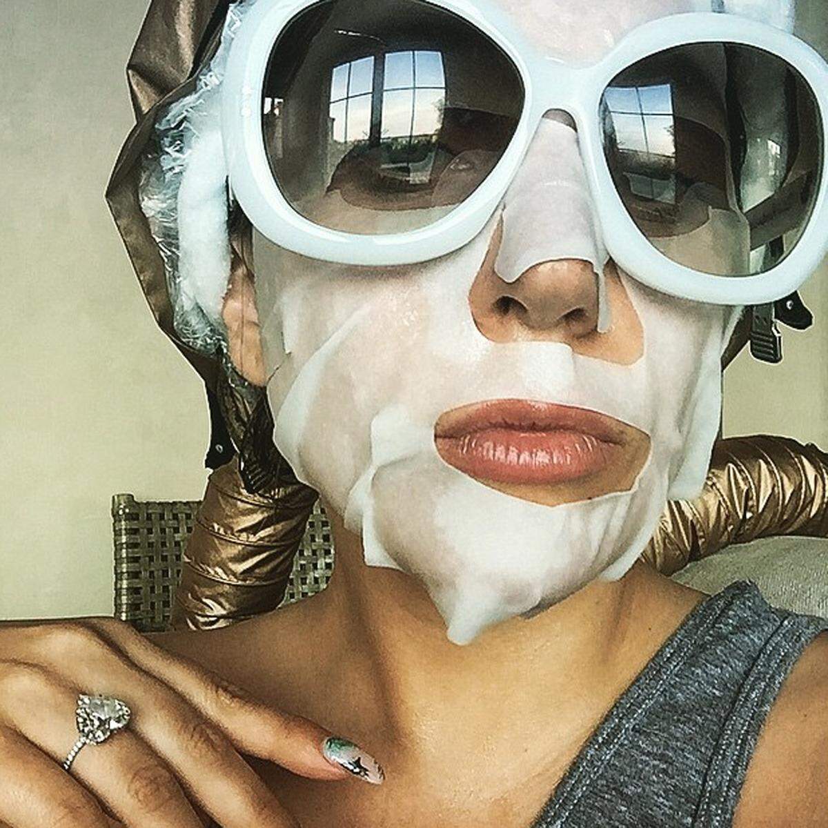 Zu viel Sonne trocknet die Haut aus, eine Feuchtigkeitsmaske hilft dem entgegenzuwirken. Lady Gaga inszeniert sich mit Sonnenbrille.
