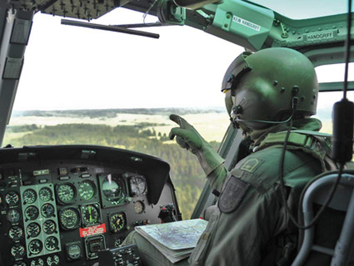Die Luftunterstützung darf für den Bodentrupp nicht fehlen (aus der Sicht des Cockpits eines Agusta Bell 212)