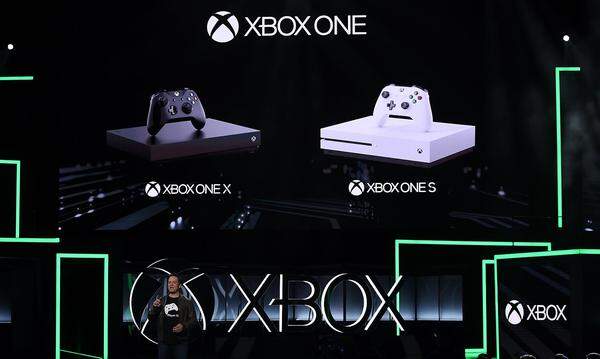 Microsoft hat am Sonntag seine neue Spielkonsole Xbox One X vorgestellt. Das Unternehmen preist das Gerät als "leistungsstärkste Konsole der Welt" an und will damit der PlayStation 4 von Marktführer Sony den Rang abjagen.