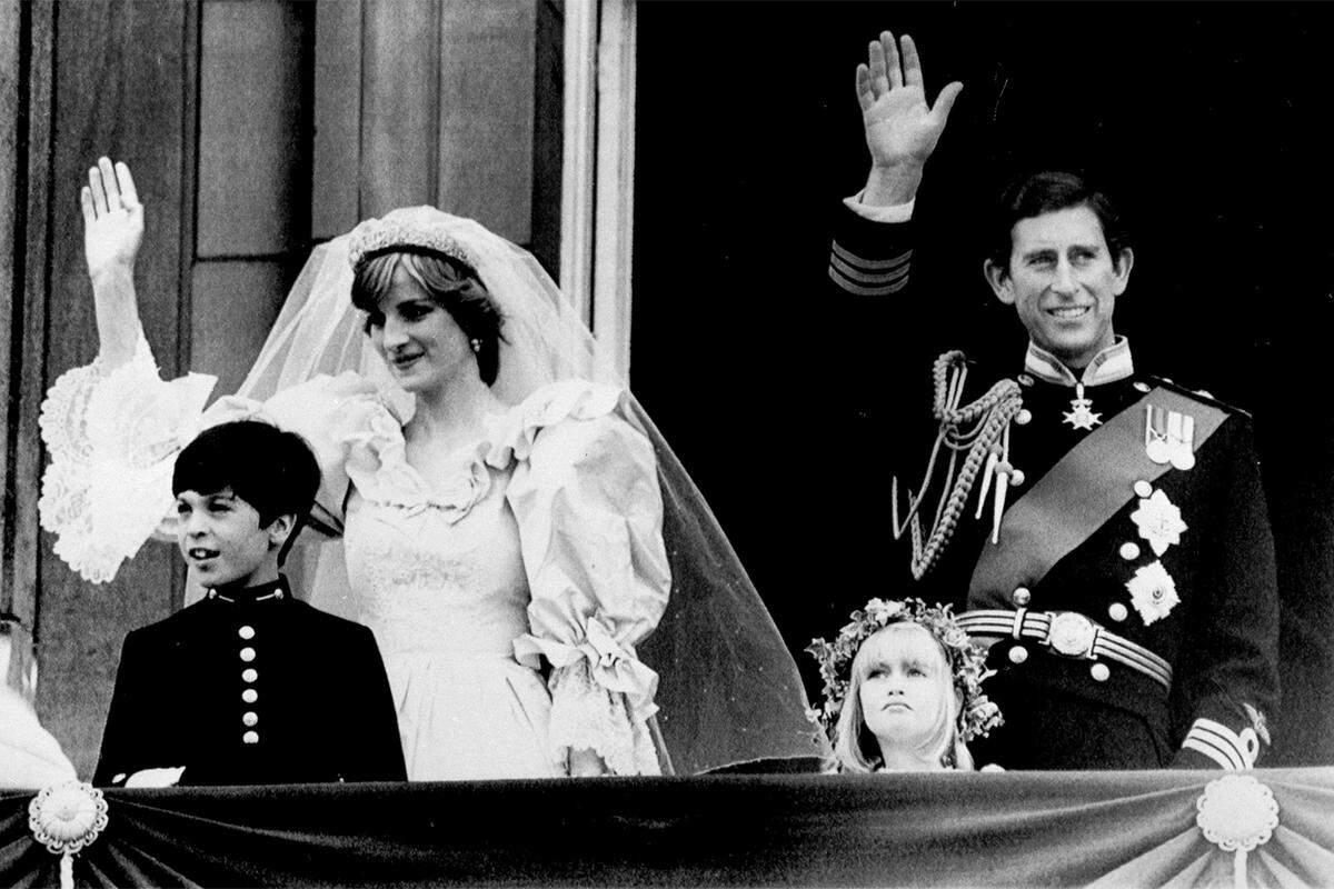 Über die Hochzeitsreise des britischen Thronfolgers Charles mit seiner ersten Frau Diana regen sich Diana-Fanclubs heute noch auf. So soll Charles auf die Kreuzfahrt der königlichen Jacht im Mittelmeer im Jahr 1986 nicht nur jede Menge Sachbücher mitgenommen haben, sondern auch sein altes Angelzeug. Die Flitterwochen mit seiner zweiten Frau Camilla verbrachte er 2005 im kargen Schottland.