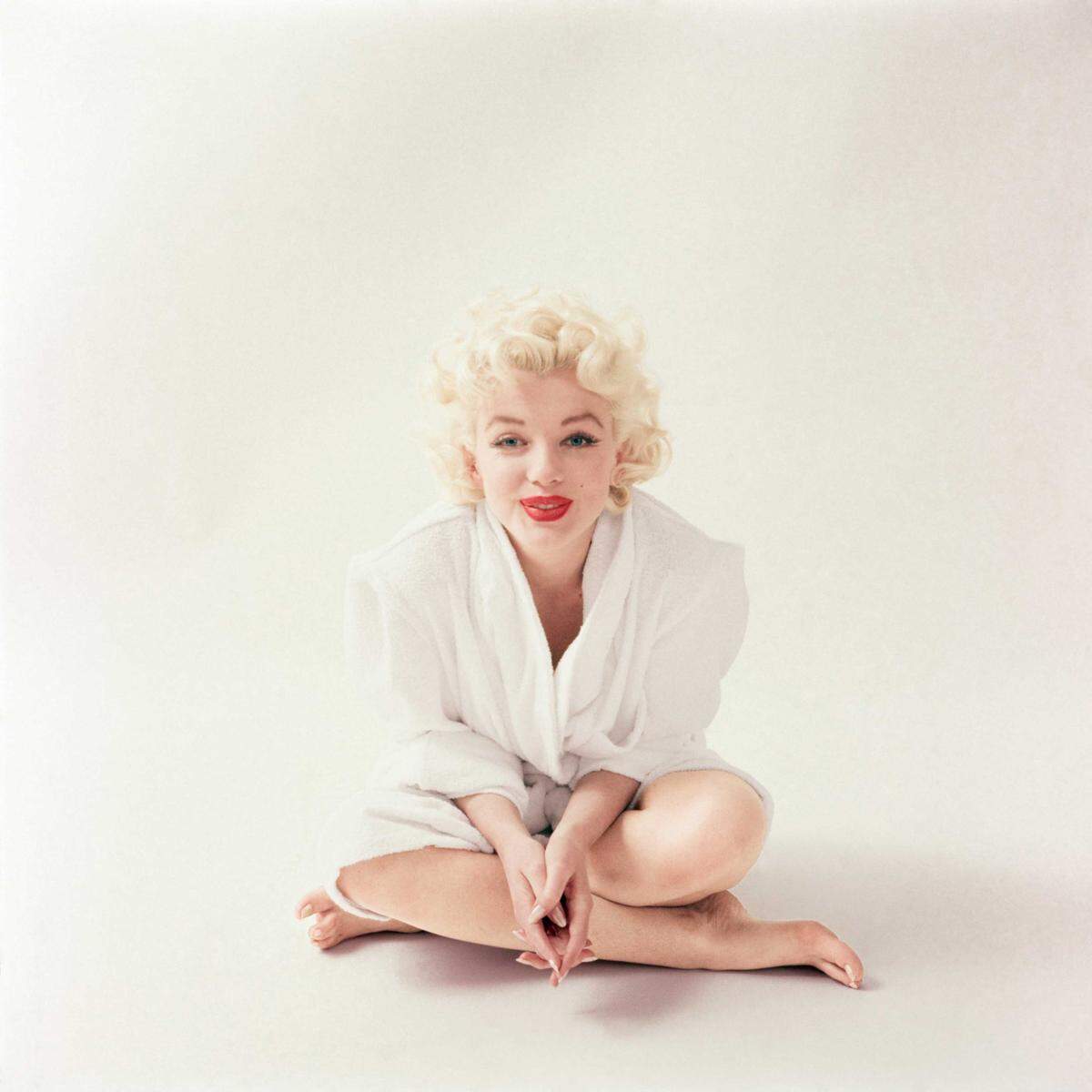 Marilyn Monroe gilt bis heute als Amerikas Sexsymbol. Sie kam am 1. Juni 1926 unter ihrem bürgerlichen Namen Norma Jeane Mortenson als Halbwaise zur Welt. Weißer Bademantel, März 1955