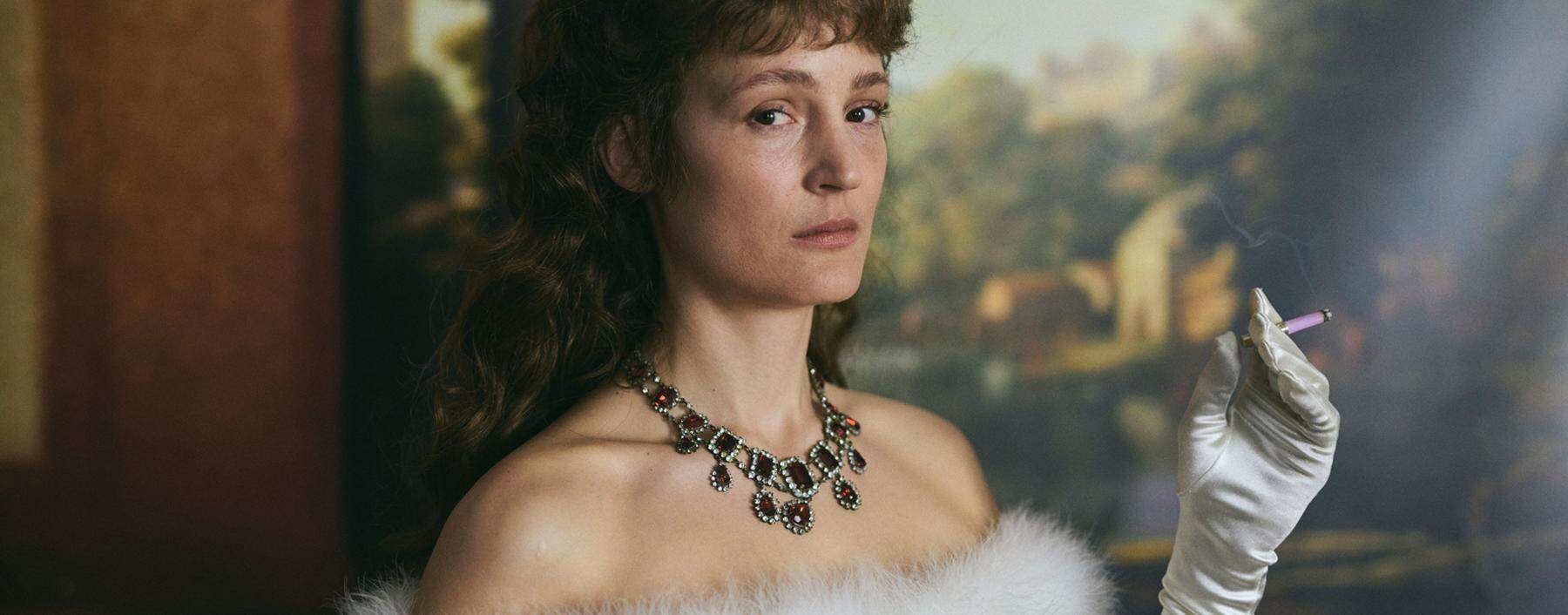 Chic mit Tschick: Luxemburgerin Vicky Krieps als Kaiserin Elisabeth in Marie Kreutzers Drama „Corsage“. 