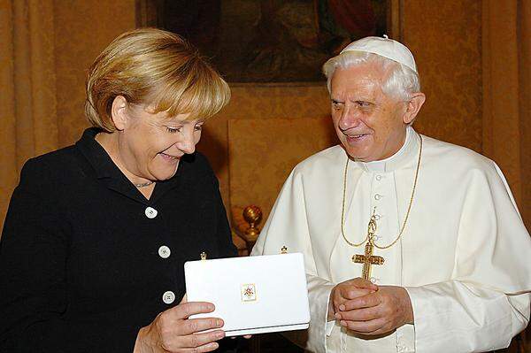 Die deutsche Regierung habe betroffen und bewegt auf die Nachricht reagiert, sagt Regierungssprecher Steffen Seibert. Er fügte hinzu, der Papst habe "seine ganz persönliche Handschrift als Denker an der Spitze dieser Kirche und auch als Hirte eingebracht".