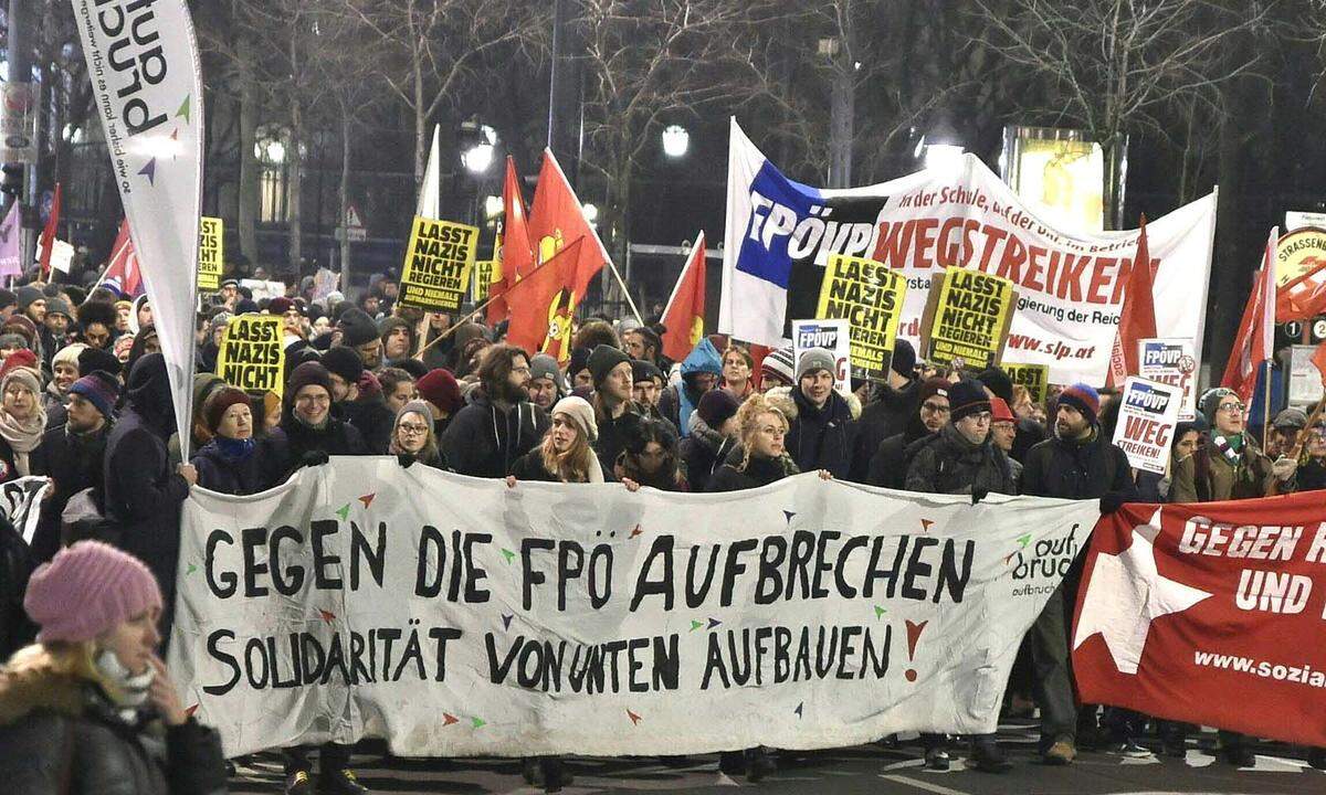 Mehrere tausend Demonstranten zogen am frühen Abend durch Wien, um gegen den umstrittenen Ball in der Hofburg zu protestieren. "Lasst Nazis nicht regieren", stand etwa auf den Plakaten.