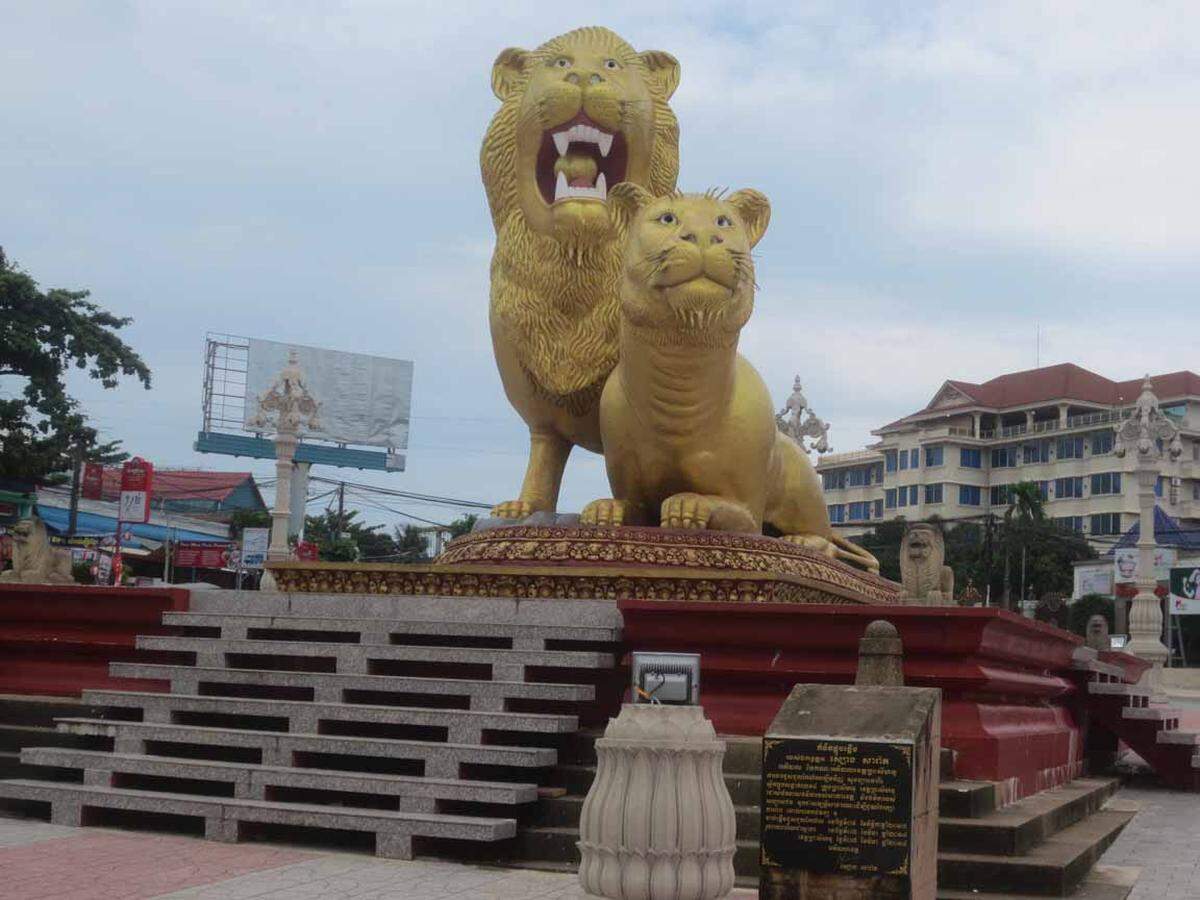 Zurück zu den Löwen, „The Golden Lions Roundabout“, ich dränge auf eine Besichtigung, obwohl mein netter Driver das nicht so recht versteht. Ich sehe sie mir von vorne an ...