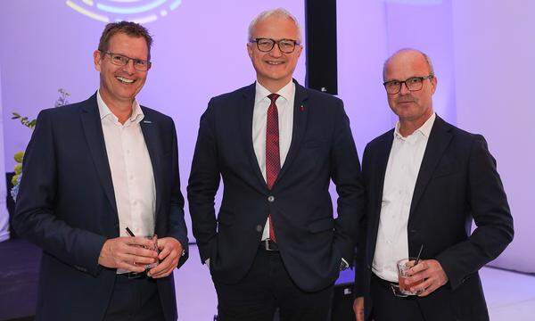 "Presse"-Geschäftsleiter Andreas Rast mit KSV1870-CEO Ricardo-José Vybiral und Styria-Vorstandsvorsitzender Markus Mair (v.l.).