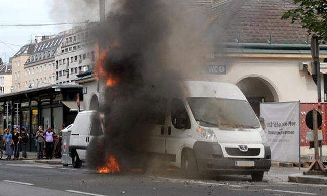 Lieferwagen Brand Schwarzer Rauch