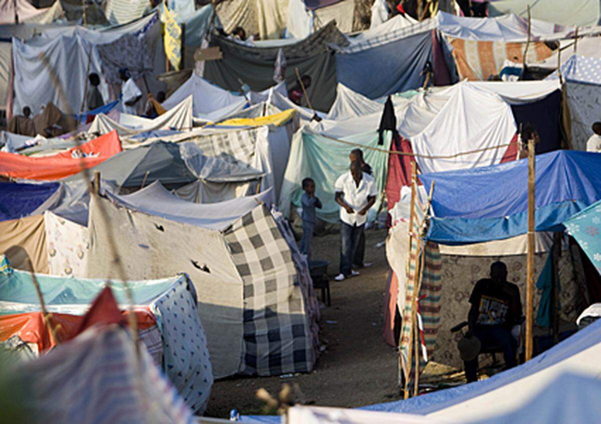 Tag 12 nach dem Erdbeben in Haiti. Die Zahl der Obdachlosen könnte nach Angaben der Vereinten Nationen die Million erreichen. Das UN-Büro zur Nothilfe-Koordinierung rechnet mit 800.000 bis zu einer Million Menschen, die dringend Zuflucht suchten.
