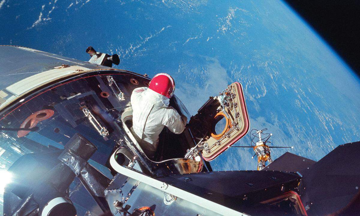 Vorbereitung. Im März 1969 testete man mit der Apollo-9-Kapsel Raumanzüge.