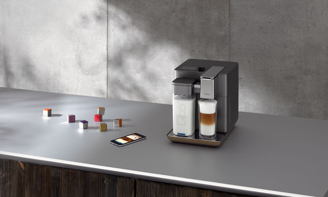 Für die Premiumlinie QBO hat Tchibo/Eduscho eigene Kapseln entwickelt, die in jeder Filiale erhältlich sind. Die Maschine selbst gibt es nur in eigenen Shops.