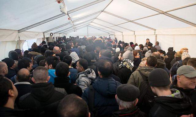 Flüchtlinge warten in einer Aufnahmestelle.
