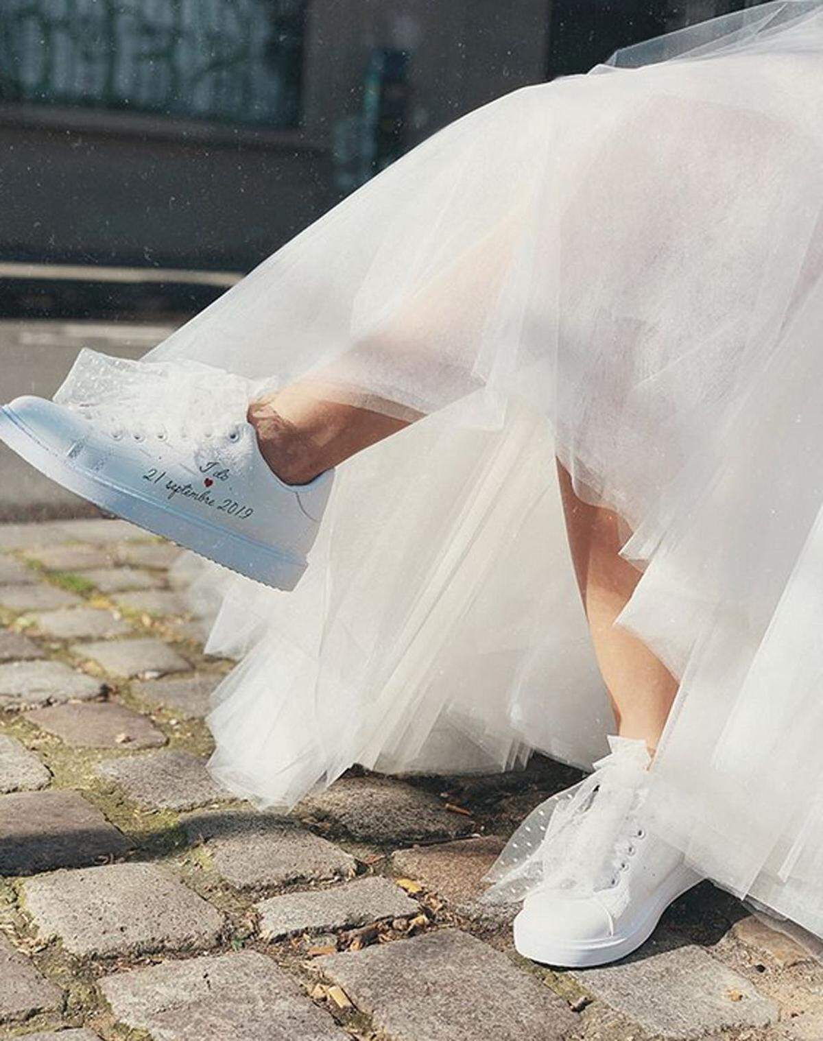 Sneakers zum Brautkleid sind im Mainstream angekommen. Besonders beliebt sind personalisierte Paare und Turnschuhe mit Glitzer. Mittlerweile gibt es auch spezielle Firmen, die sich darauf konzentrieren. Die Suchanfrage ist um 61 Prozent gestiegen.