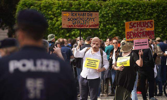 Wann dürfen Demos (hier am 24. April in Wien) wegen Corona-Verstößen aufgelöst werden? Die Behörden streiten untereinander.