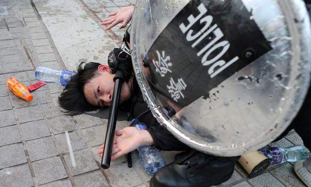 Die Polizei geht gegen Uiguren-Menschenrechtsaktivisten in Hongkong vor. 