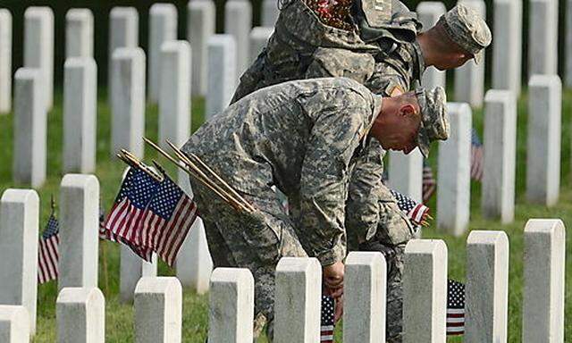 Archivbild: US-Soldaten bereiten eine Gedenkzeremonie für ihre verstorbenen Kameraden vor