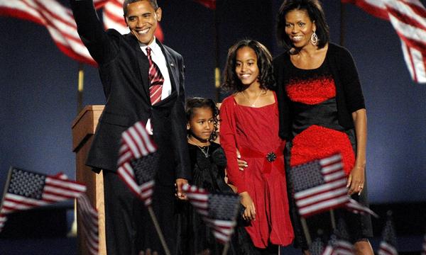 Barack und Michelle Obama mit ihren Töchtern Natasha (li.) und Malia (r). Das Foto stammt allerdings aus dem Jahr 2008. 