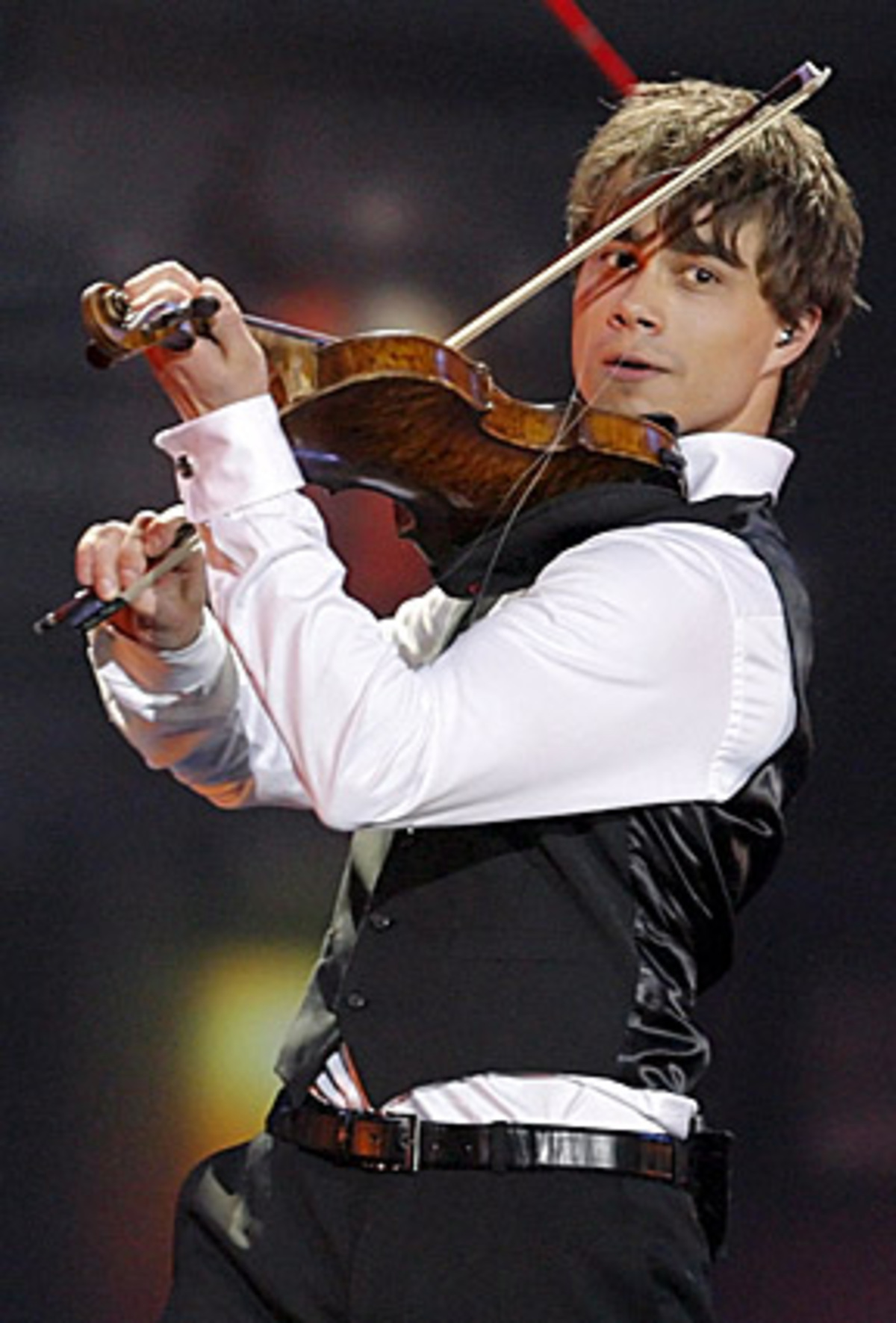 Sieger des Song Contests in Russland war der 23- jährige Alexander Rybak aus Norwegen, der sich mit seinem selbst geschriebenen Lied "Fairytale" den Ruf eines "Harry Potter" ersungen hat. "Das Lied über das schöne Gefühl meiner ersten Liebe hat mir schon viel Glück gebracht", sagte der Neo-Star. Es ist nach 1985 und 1995 das dritte Mal, dass Norwegen Grand-Prix-Sieger wurde. Österreich verzichtete freiwillig auf eine Teilnahme.