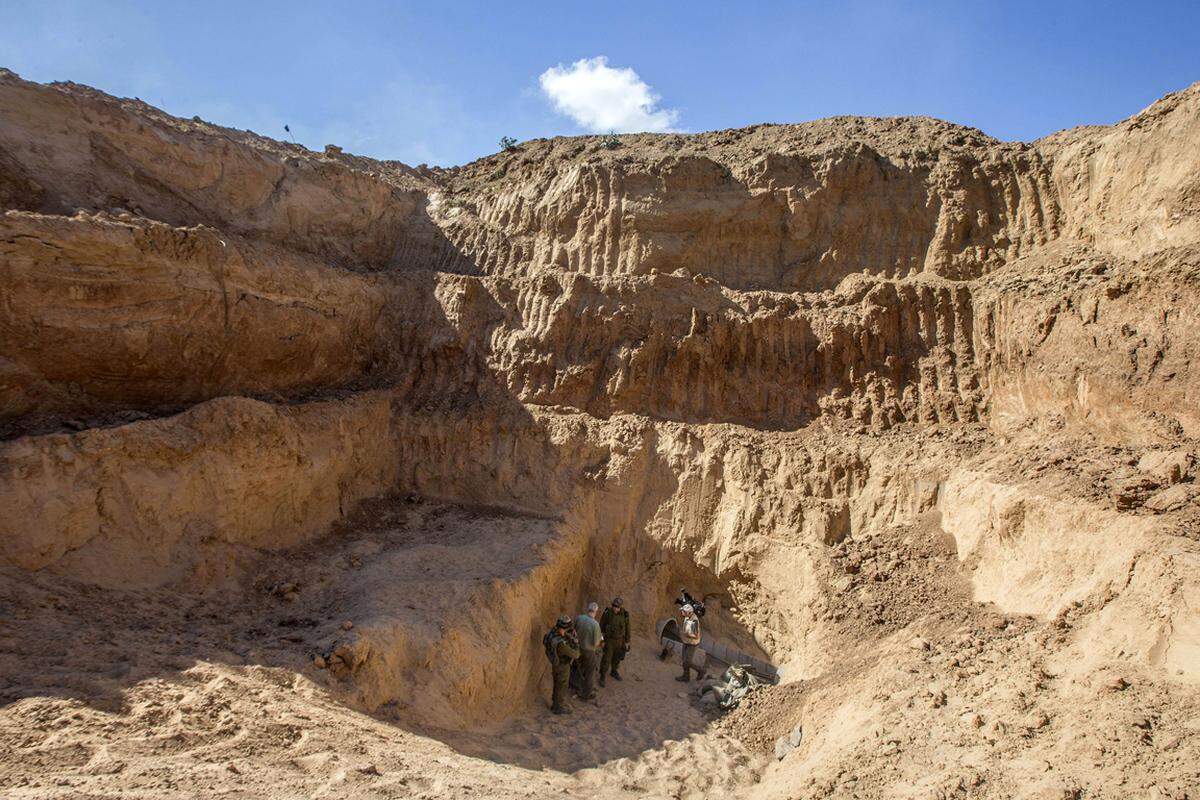 Unterstützung bei der Zerstörung der Tunnels erhält Israel auf der Sinai-Halbinsel von Ägypten. Dort hat die ägyptische Armee zuletzt 14 Tunnel zerstört. Damit seien bisher insgesamt mehr als 1600 Tunnel zugeschüttet worden, teilte die Armee am Sonntag mit.