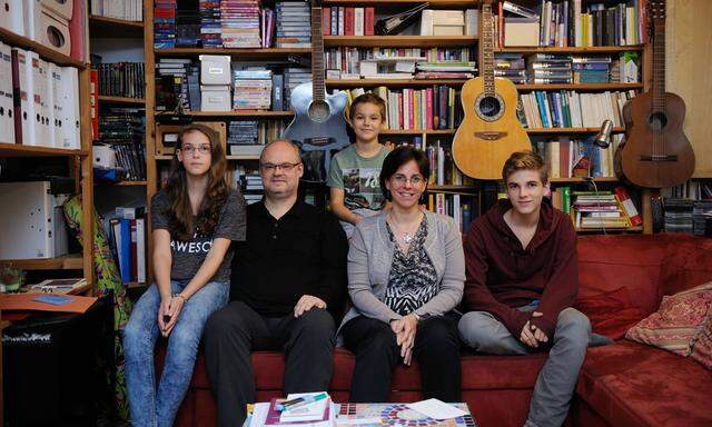 Georg und Doris Huber mit den Kindern Klara (12), Bernhard (9) und Johannes (14) als klassische Familie.