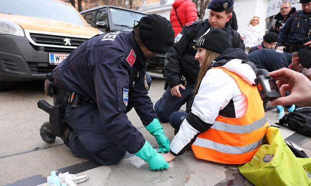 Die Polizei musste vergangene Woche in Wien einige Aktivisten von der Straße entfernen.