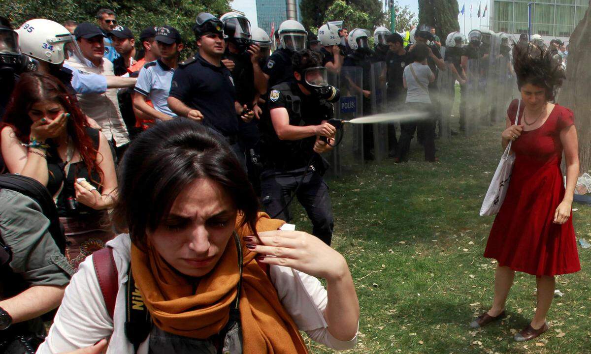 28. Mai 2013. Die türkische Polizei setzt Tränengas gegen Demonstranten am Taksim-Platz ein. Eine Protestbewegung gegen die Bebauung des Gezi-Parks wuchs sich zu einem handfesten Problem für den türkischen Premierminister Recep Tayyip Erdogan aus, der - nun als Präsident - in der Türkei immer noch an der Macht ist.