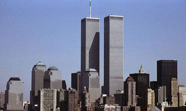 Eingeholt wurde das Empire State Building in den 1970er-Jahren dann vom Nordturm des World Trade Centers. 417 Meter hoch war der zum Zeitpunkt seiner Erbauung höchste Wolkenkratzer der Welt.