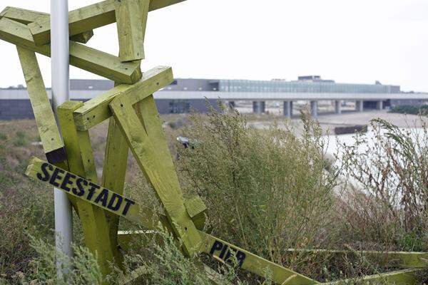 Im Gegenteil – die U-Bahn soll helfen, den neuen Stadtteil Aspern an das U-Bahn-Netz anzubinden, ehe er überhaupt entstanden ist. Dementsprechend mutet ein Besuch der neuen Strecke nicht wie eine Fahrt durch eine Stadt an, sondern wie ein Ausflug ins Grüne. Was den Stadttouristen allerdings nicht daran hindern sollte, sich auf die Suche nach Sehenswürdigkeiten zu machen.