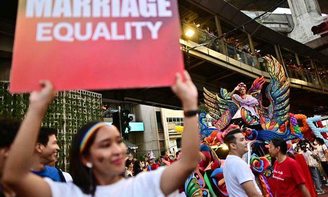 Aktivistinnen und Aktivisten demonstrieren in Bangkok für die Anerkennung der gleichgeschlechtlichen Ehe.